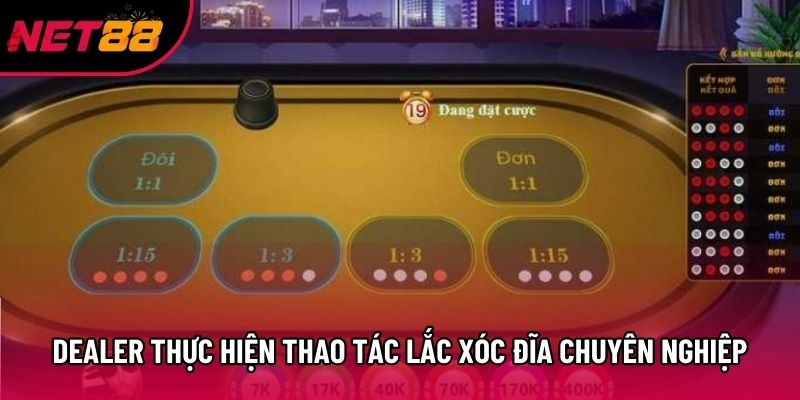 Dealer thực hiện thao tác lắc Xóc Đĩa chuyên nghiệp Dealer thực hiện thao tác lắc Xóc Đĩa chuyên nghiệp